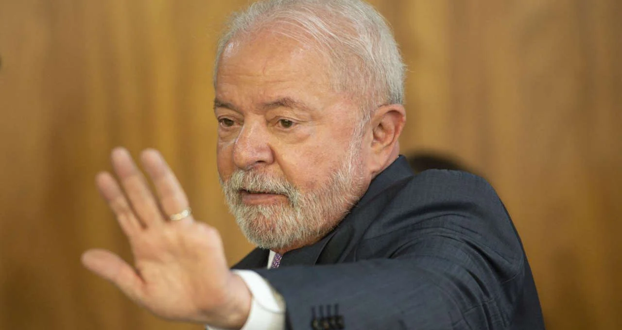 Com rombo de R$ 141 bi, Lula promete poupança para estudantes