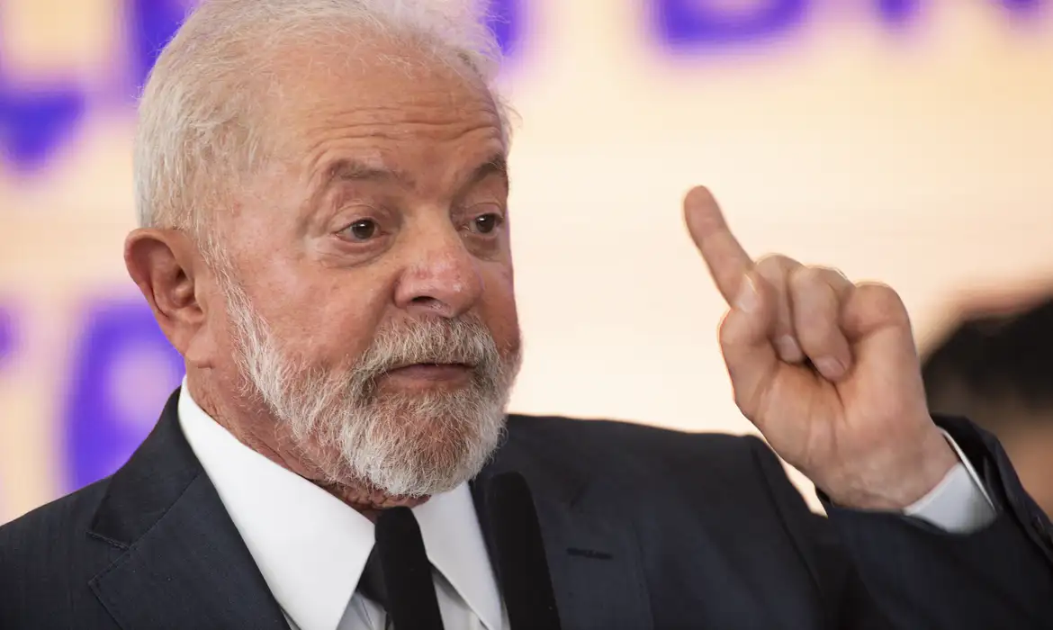 Lula nega auxílio-moradia a PMs e bombeiros