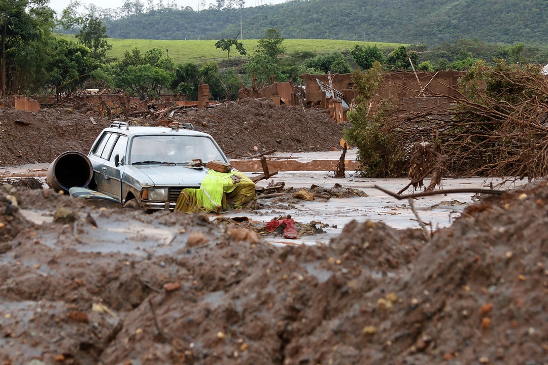 O rompimento da barragem de rejeitos da mineradora Samarco, cujos donos são a Vale a anglo-australiana BHP, causou uma enxurrada de lama que inundou várias casas no distrito de Bento Rodrigues, em Mariana, na Região Central de Minas Gerais