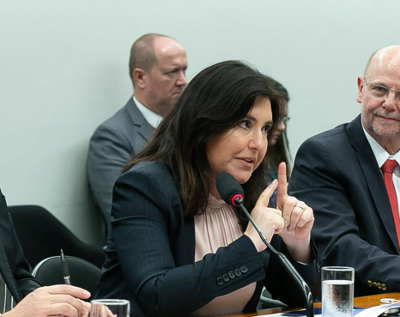 Simone Tebet critica Bolsonaro e Salles em evento