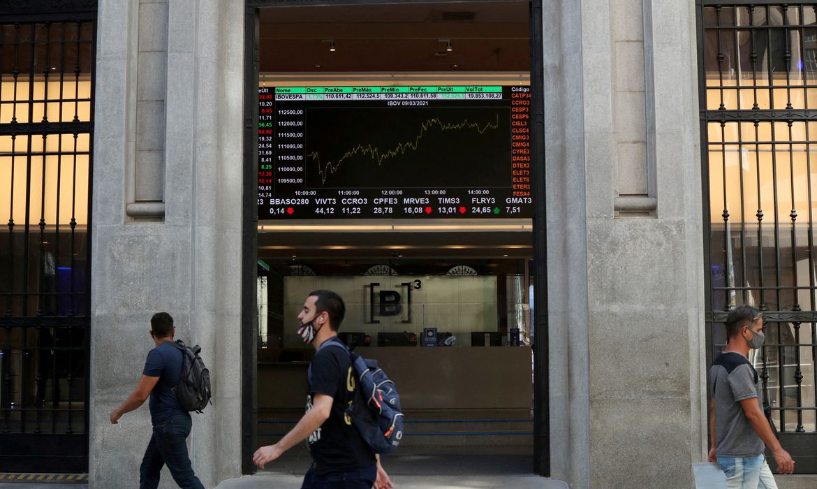mercado opera reagindo às previsões do Boletim Focus