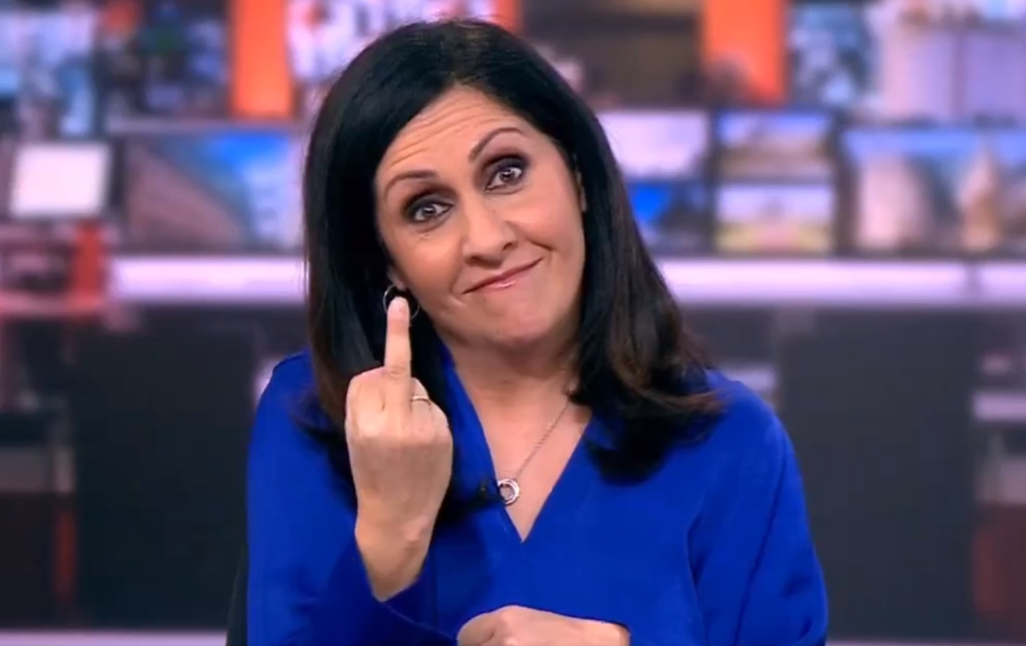Apresentadora da BBC começa telejornal com um 'dedo do meio' para a câmera