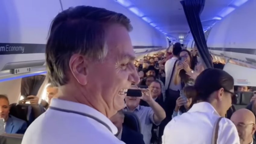 Bolsonaro é ovacionado em voo para a Argentina