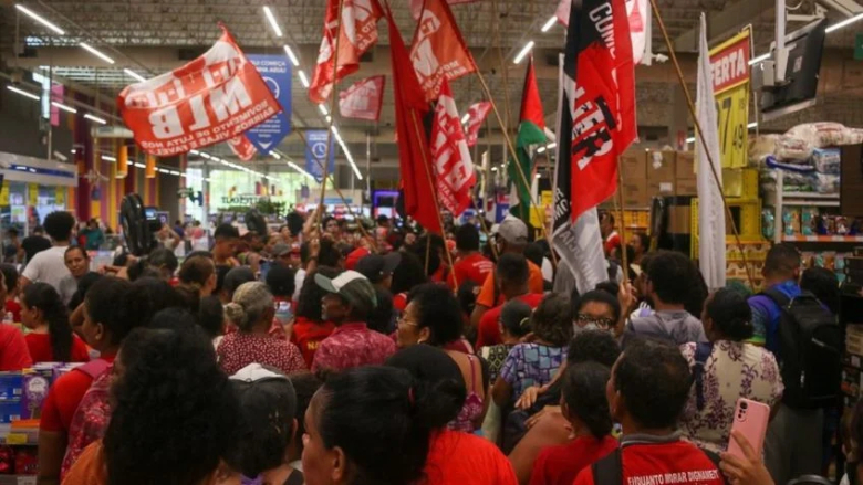 Manifestantes fazem protesto em mercados do Carrefour no país