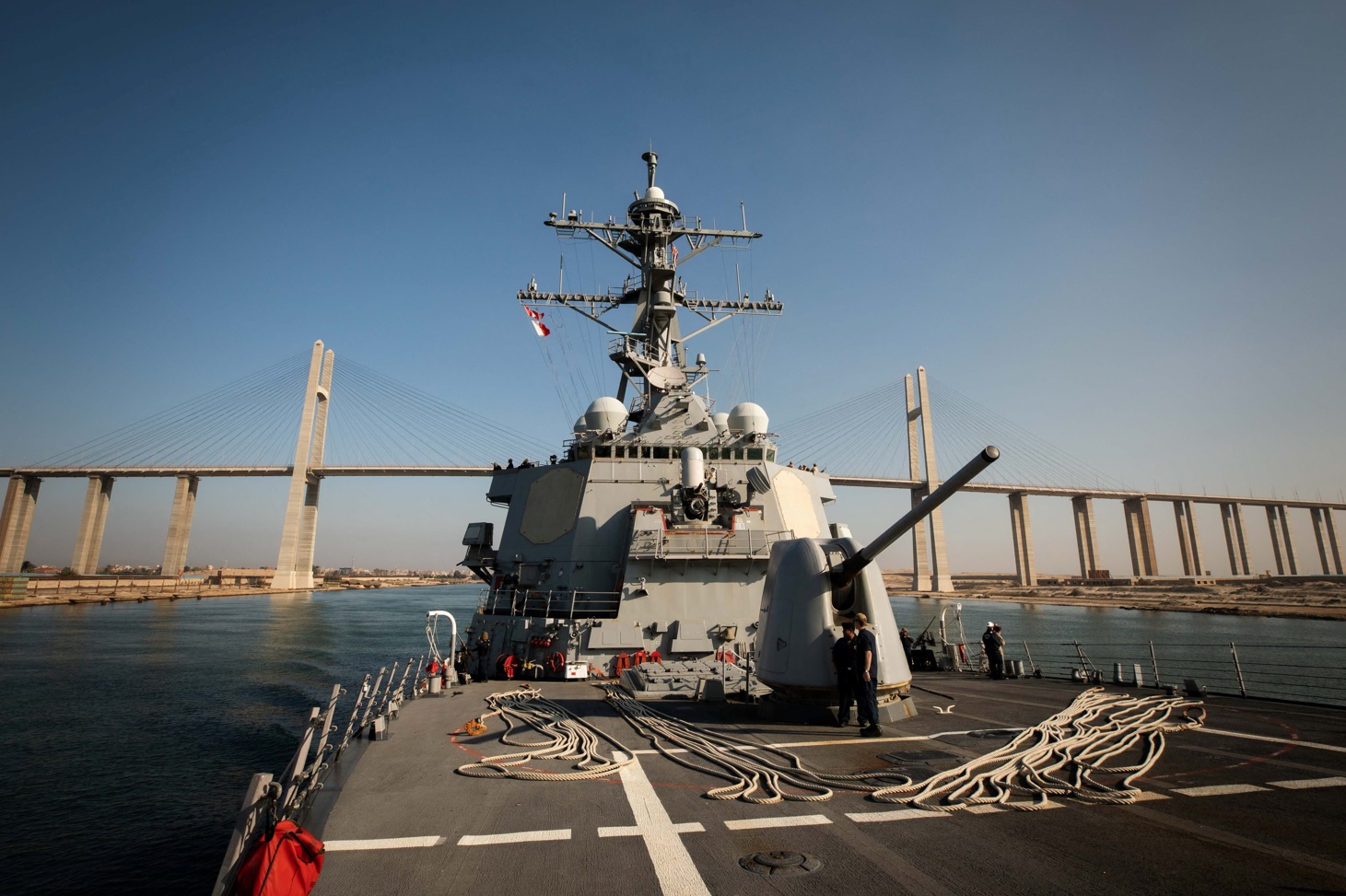 Navio de guerra dos Estados Unidos sofre ataque no Mar Vermelho