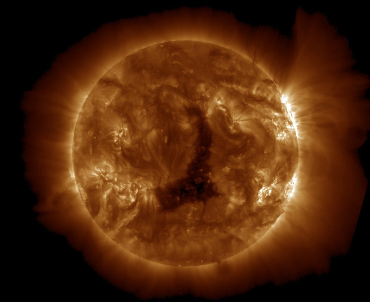 O que é o buraco gigante que surgiu no Sol?
