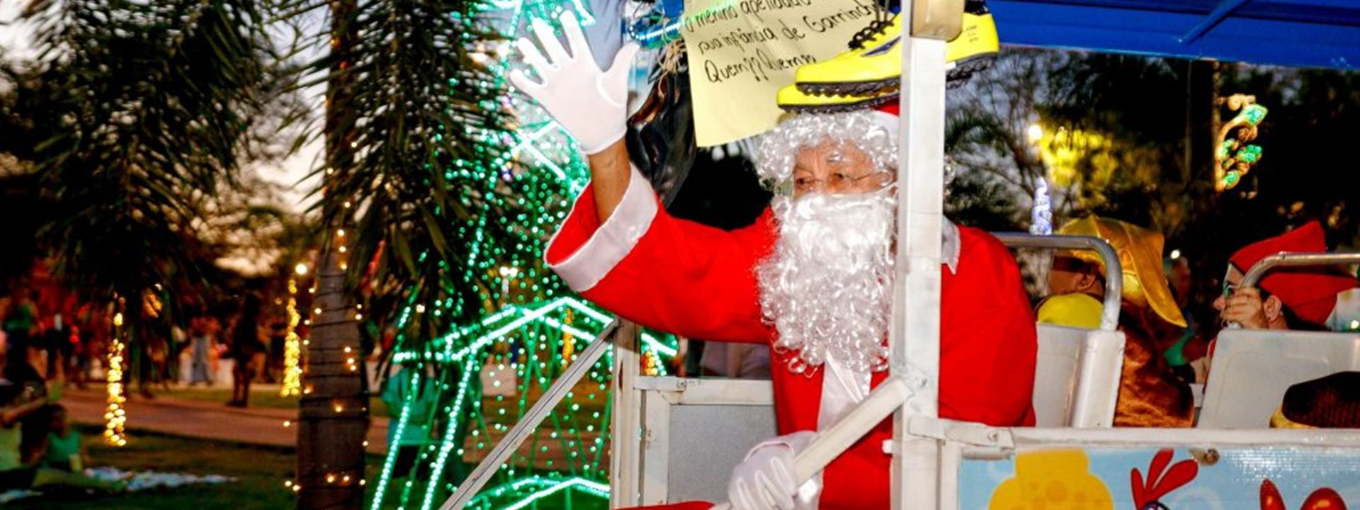 Papai Noel Dr. Pessoa entrega presentes para crianças no "Natal dos Sonhos" em Teresina