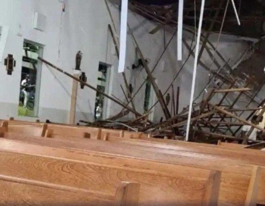 Teto de igreja desaba e deixa 80 feridos em Minas
