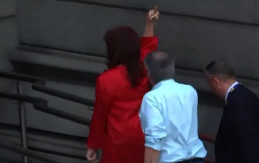 Vaiada, Cristina Kirchner mostra o dedo para manifestantes