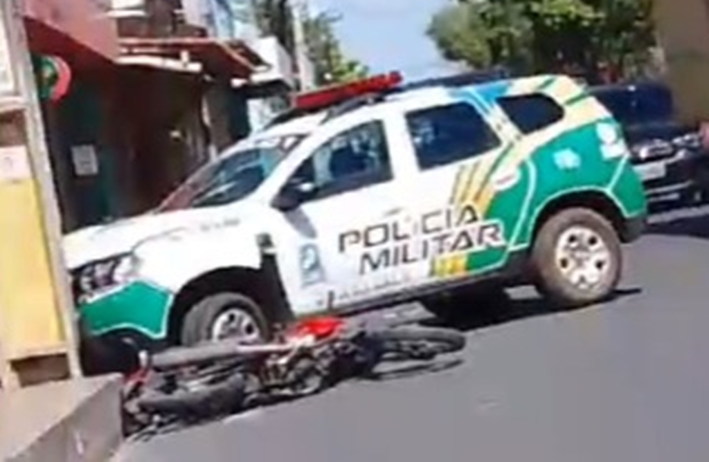Viatura da Policial Militar colide em poste durante perseguição a dois acusados de assaltos em Teresina