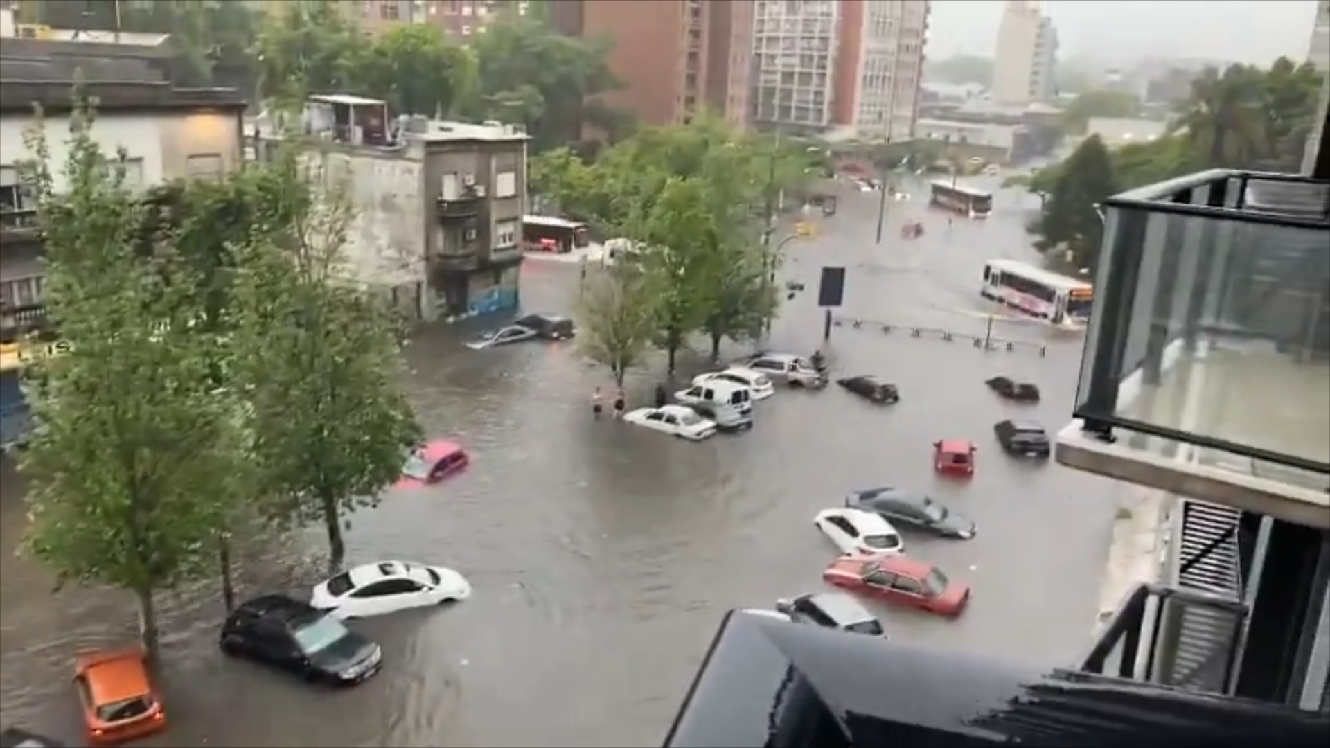 chuva que avança para o Sul do Brasil inunda Montevidéu