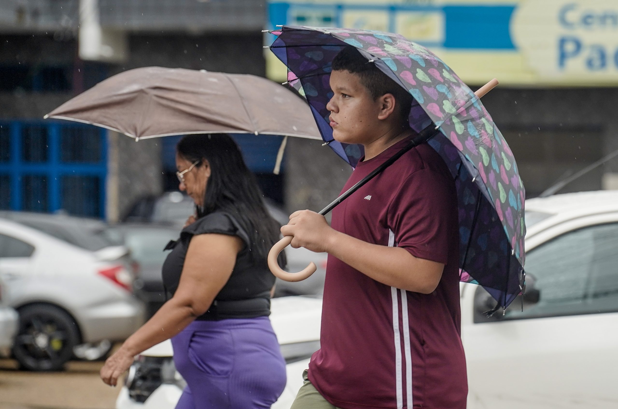 4 regiões do Brasil enfrentam alerta de chuva intensa