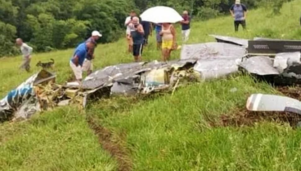 Avião se desintegra no ar e cai em Minas Gerais