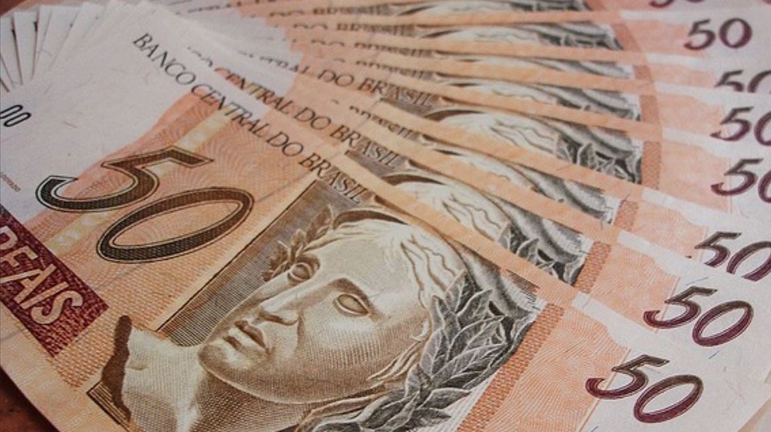 Brasileiro com renda de R$ 4 mil paga o mesmo Imposto de Renda de quem ganha R$ 4 milhões