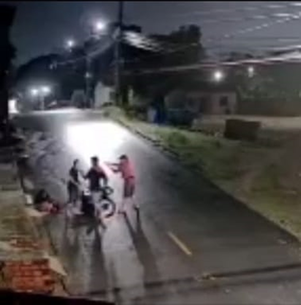 Casal com criança é derrubado de moto por assaltantes na zona Sul de Teresina; assista o vídeo