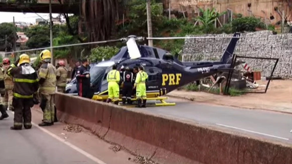 Helicóptero da PRF faz pouso forçado enquanto socorria vítima de acidente em rodovia