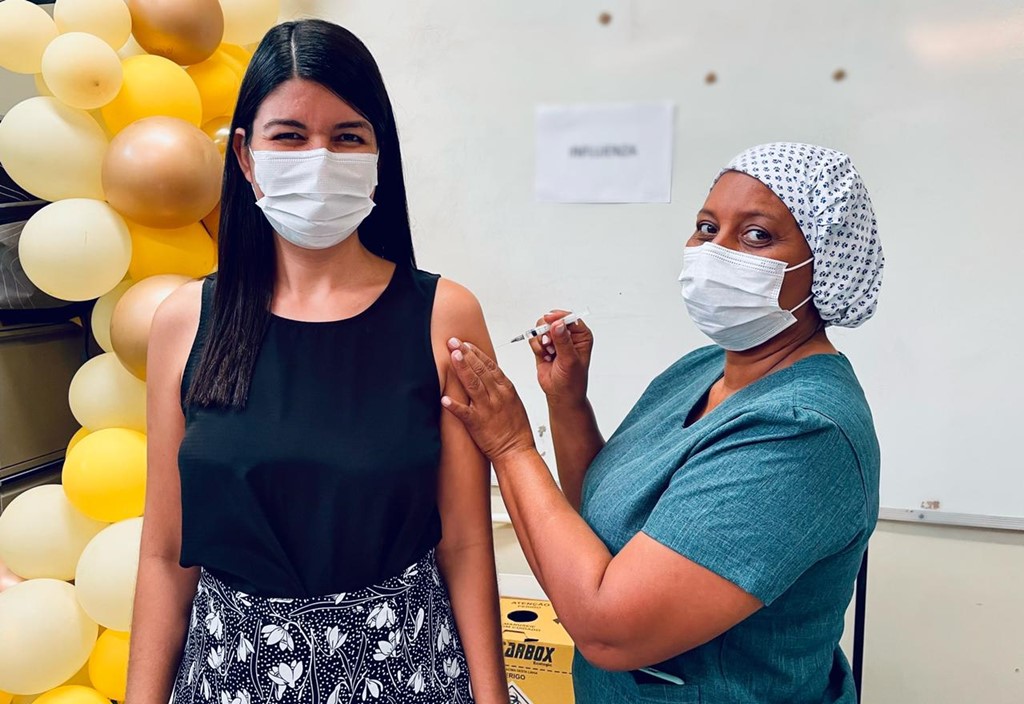 Prefeitura de Teresina começa a aplicar vacina de reforço contra a Covid-19 em trabalhadores da saúde