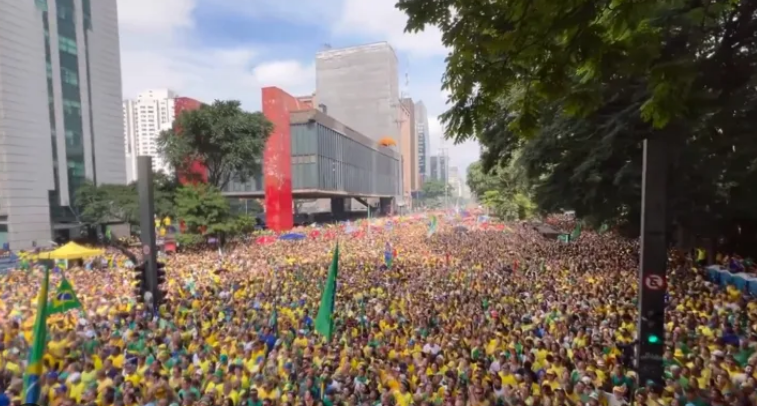 Bolsonaro reúne mais de 750 mil pessoas na Av. Paulista