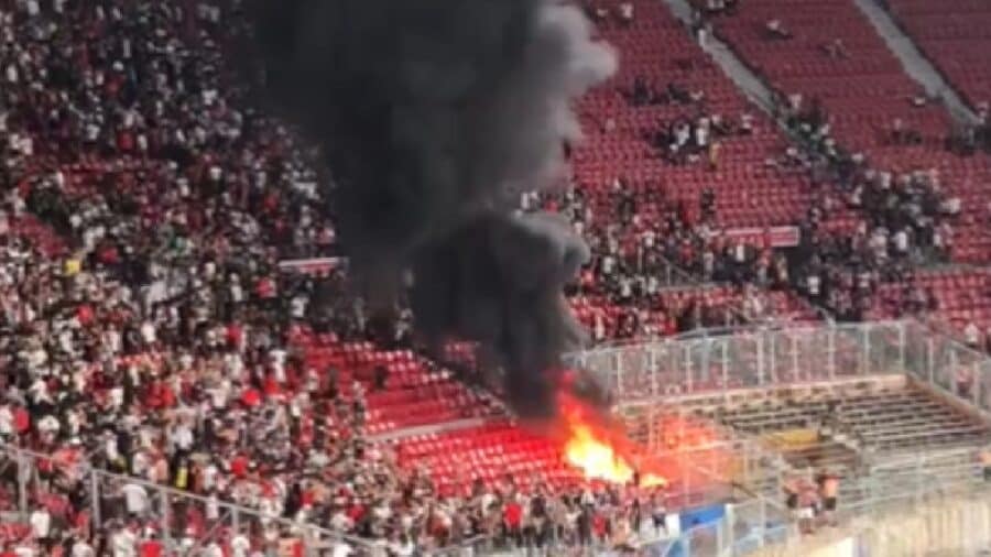 Caos: torcedores incendeiam estádio em confronto por homenagem a ex-presidente; VEJA VÍDEO