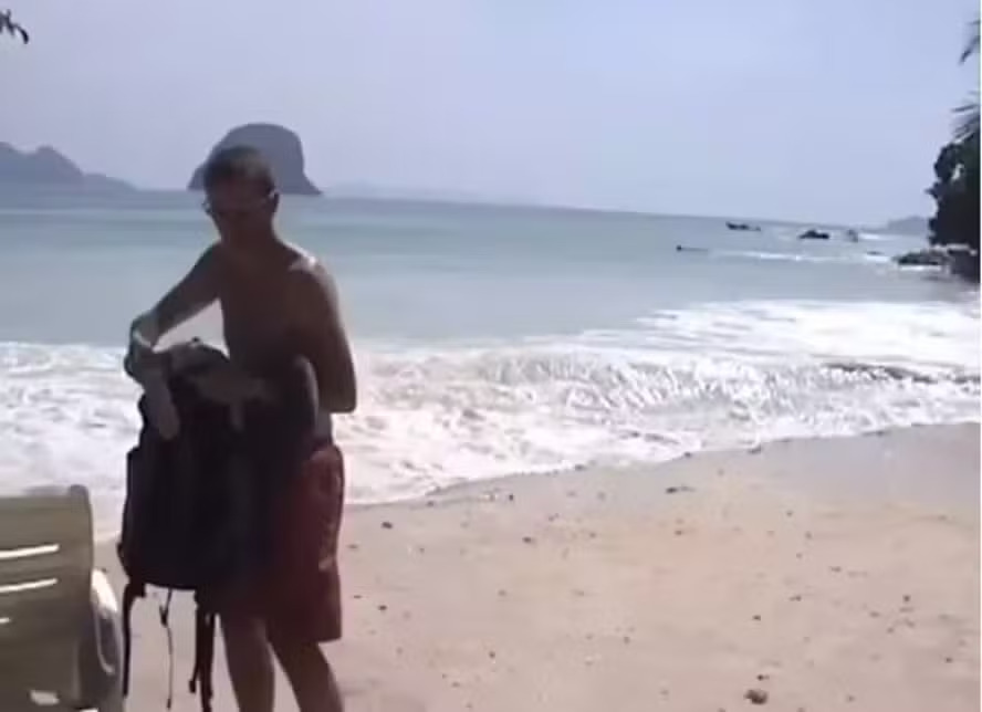 Homem filma as primeiras ondas de tsunami na Tailândia