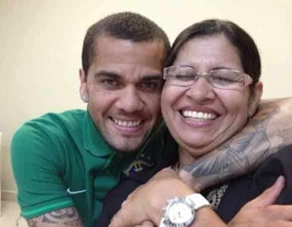 Mãe de Daniel Alves volta ao Brasil após visitar o jogador na prisão