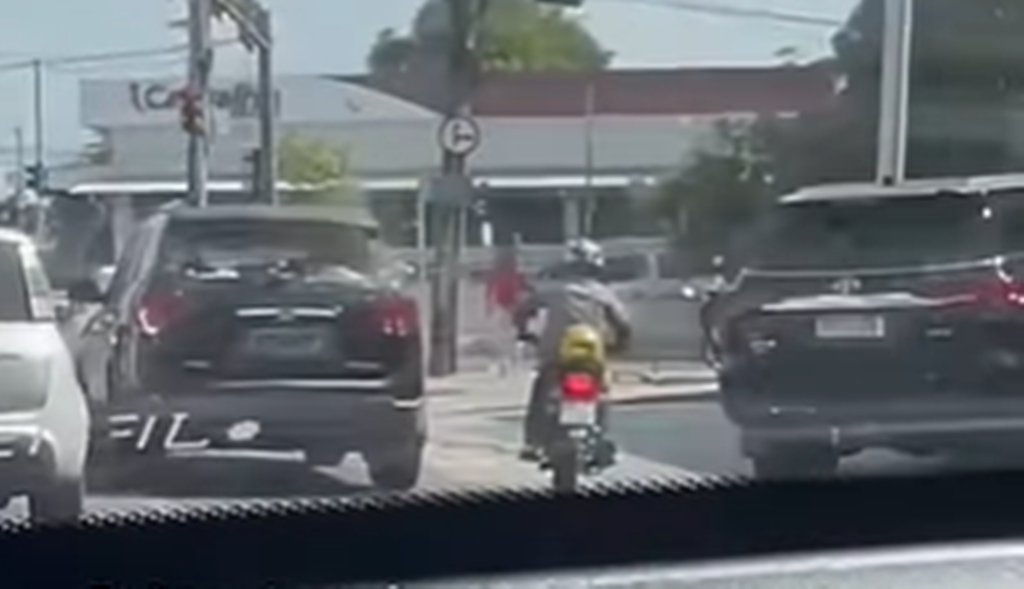 Mototaxista quebra vidro traseiro de carro após briga de trânsito em Teresina; assista