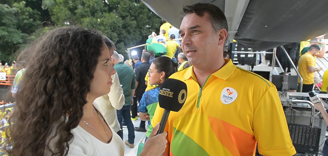 Na manifestação pela democracia, Flávio Bolsonaro afirma que o pai sofre 'perseguição injusta'