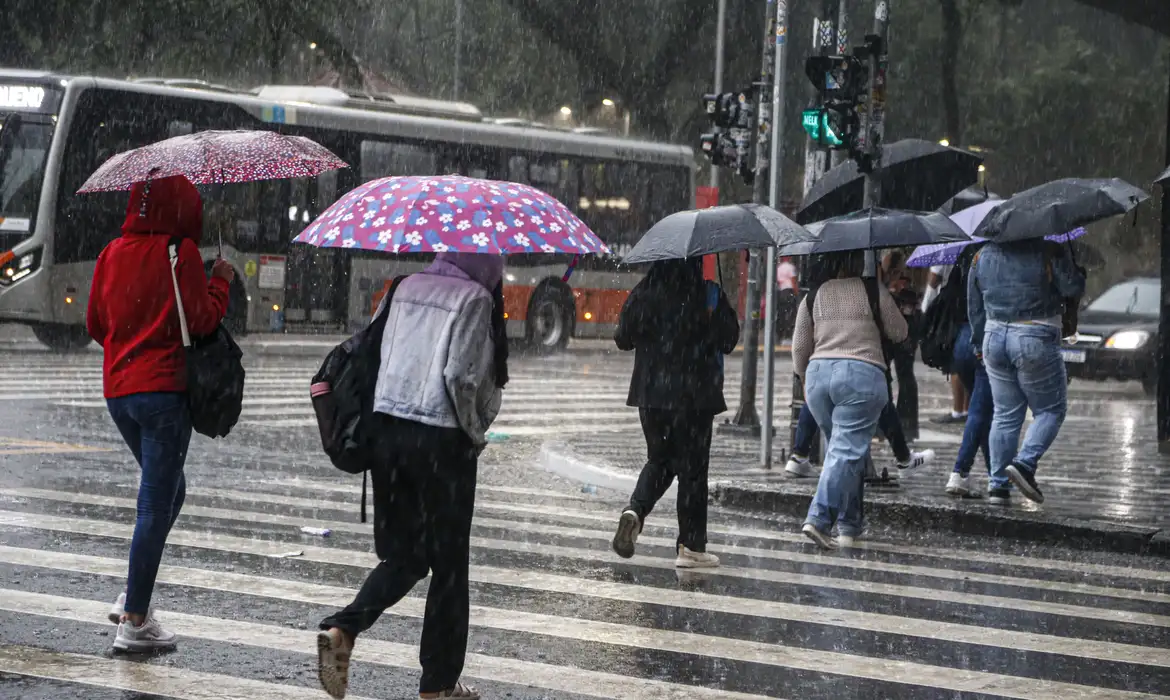 Quinta-feira começa com chuva em 15 capitais; confira a previsão do tempo