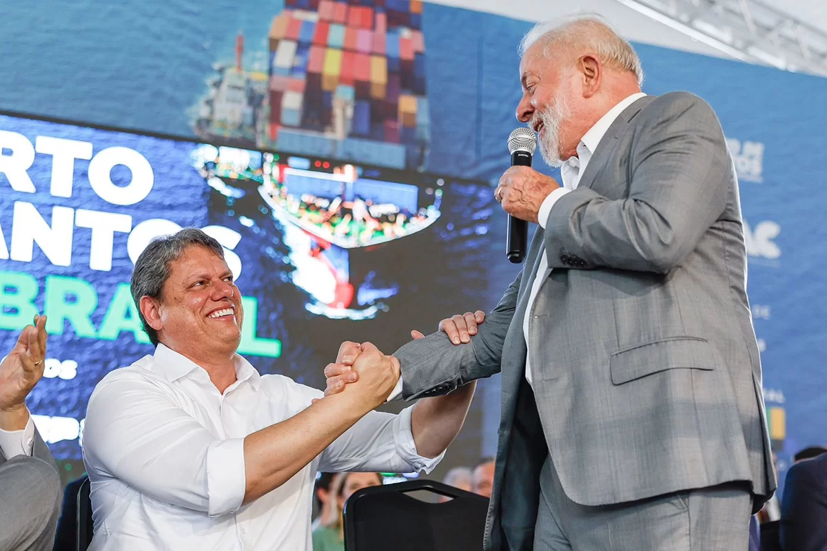 Tarcísio recebe pedido inusitado em evento com Lula: 'Volta para o PT'