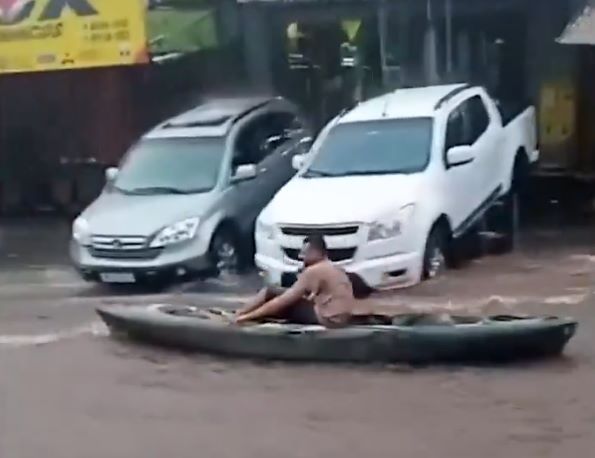 homem 'passeia' de caiaque depois de temporal em Goiânia