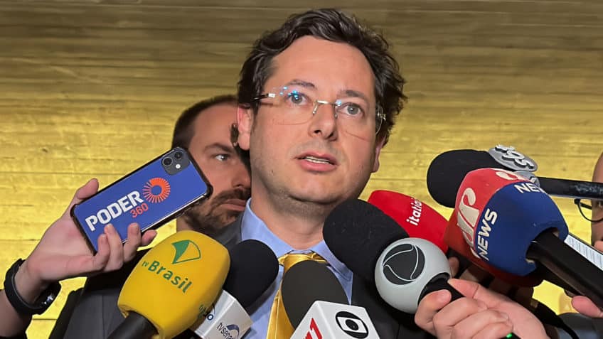 Advogado de Bolsonaro reage fortemente a "estratégia de constrangimento" da imprensa; Veja post