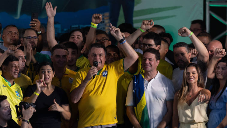 Apoiadores lotam quadra de escola de samba pra ouvir Bolsonaro no RJ