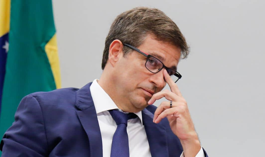 Campos Neto rebate críticas e alfineta Lula