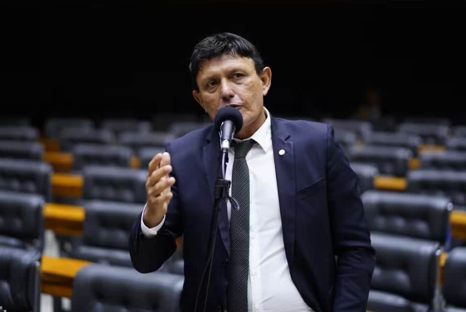 Deputado gera confusão com governistas no plenário após associar mandante do assassinato de Marielle a Lula