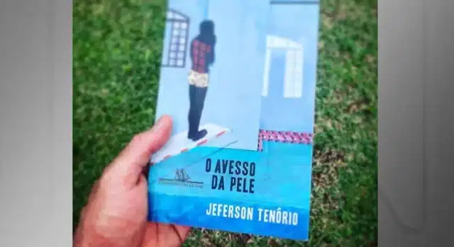 Governo do Paraná recolhe livro de escolas por conter descrição de cenas de sexo