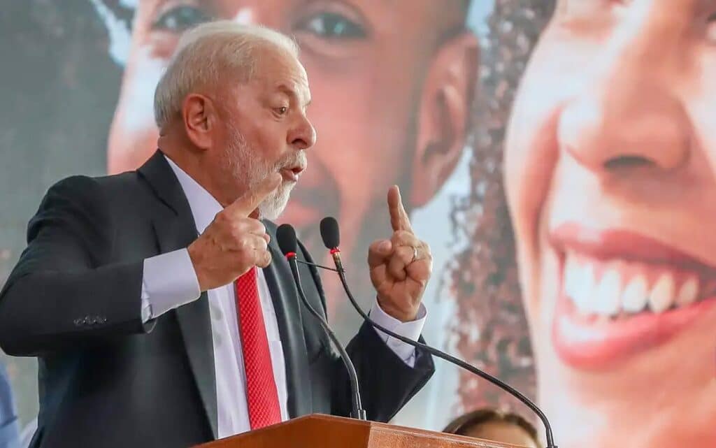 Lula faz afirmação polêmica ao dizer que mulher pode comprar batom e calcinha "com salário"