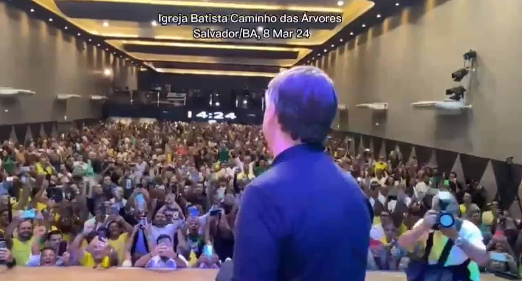 Multidão ovaciona Bolsonaro em encontro do PL em igreja de Salvador; VEJA VÍDEO