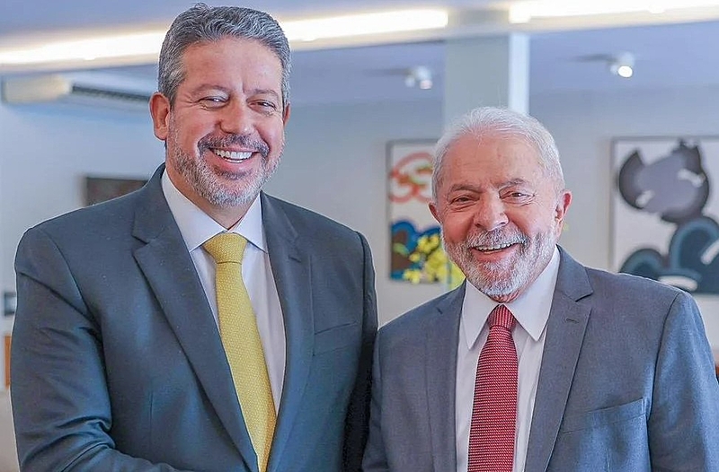 Para fugir de impeachment, Lula sela acordos políticos com Lira