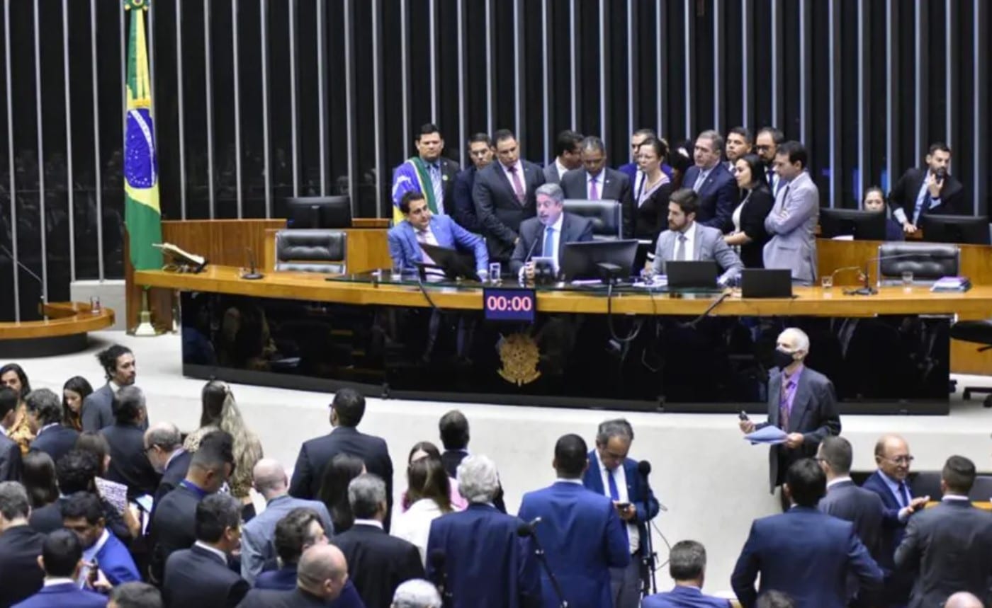 Denúncia: Câmara tenta passar em regime de urgência parte da PL da “Censura”, que cobra impostos das redes sociais e beneficia a Rede Globo; VEJA VÍDEO