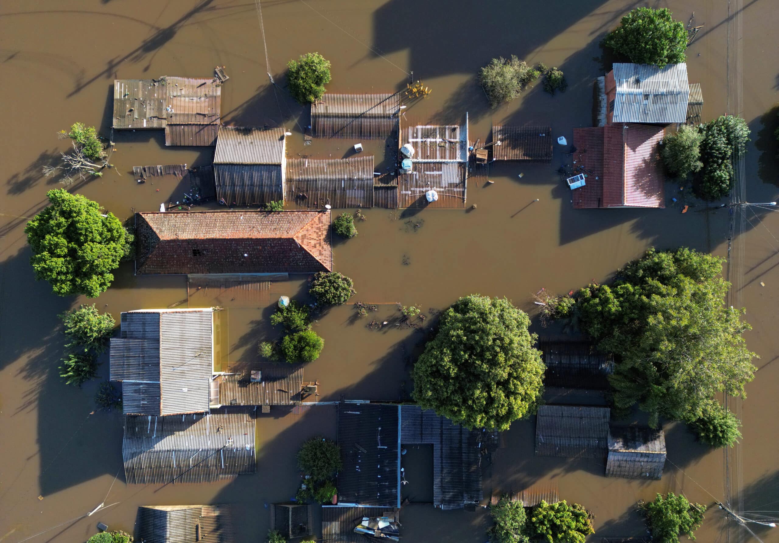 Desinformação em Enchentes no RS: Crise Política e Social Expandida!