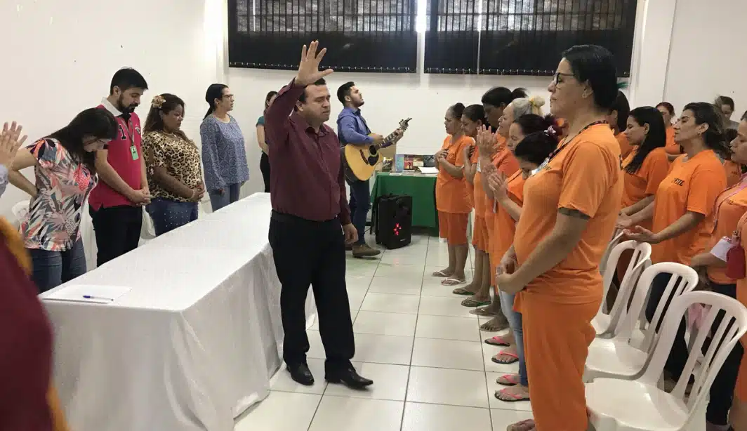 Governo Lula proíbe conversão religiosa de presidiários