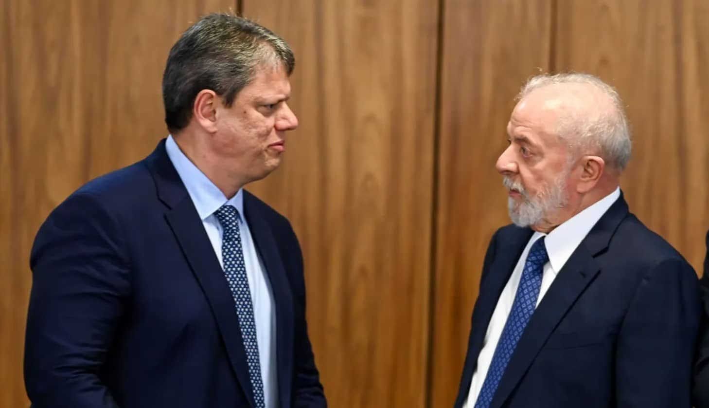Lula e Tarcísio aparecem em uma disputa acirrada em pesquisa para eleições presidenciais de 2026; VEJA NÚMEROS