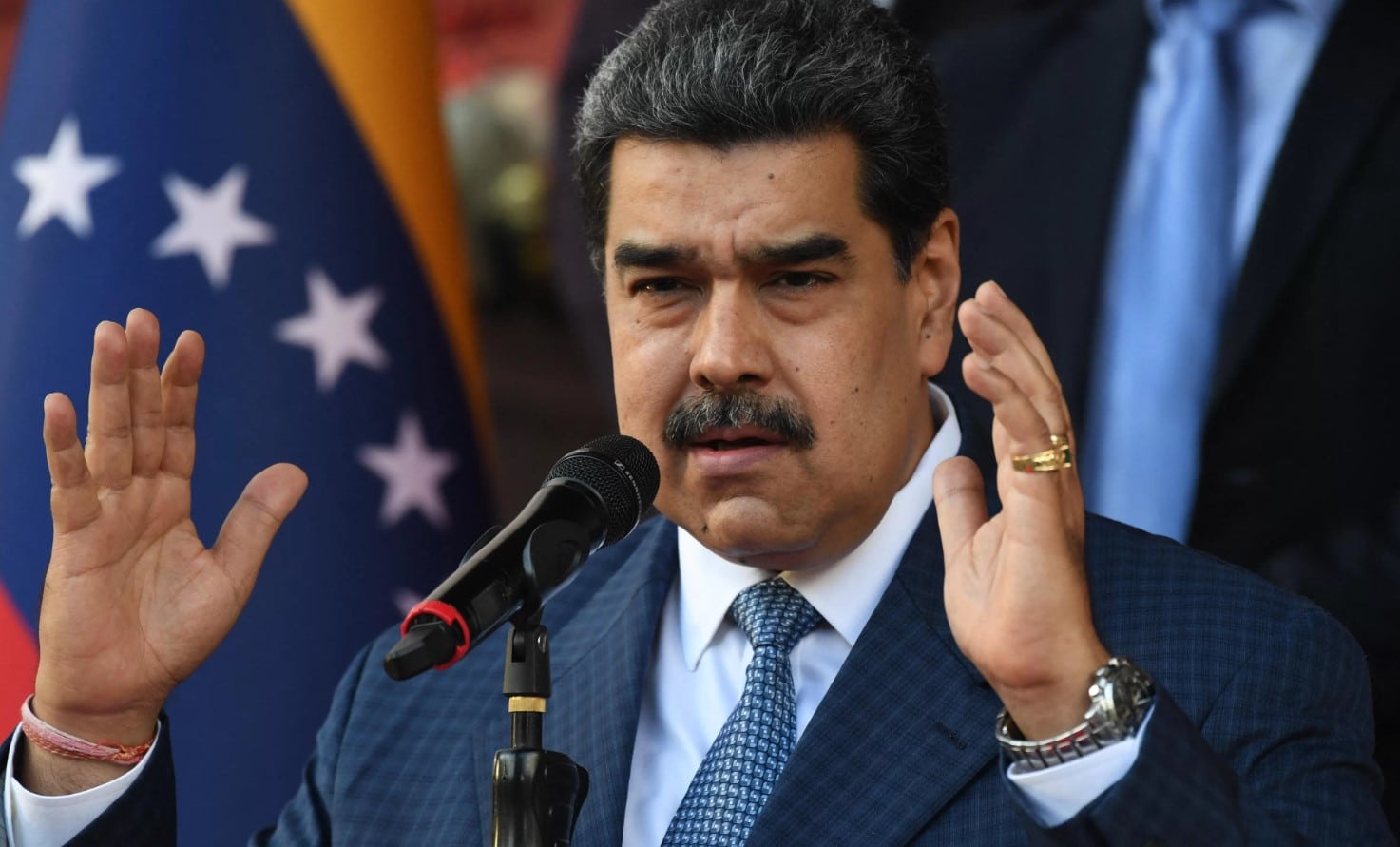 Maduro se assusta com ascensão de adversário e fecha hotel onde ele falaria