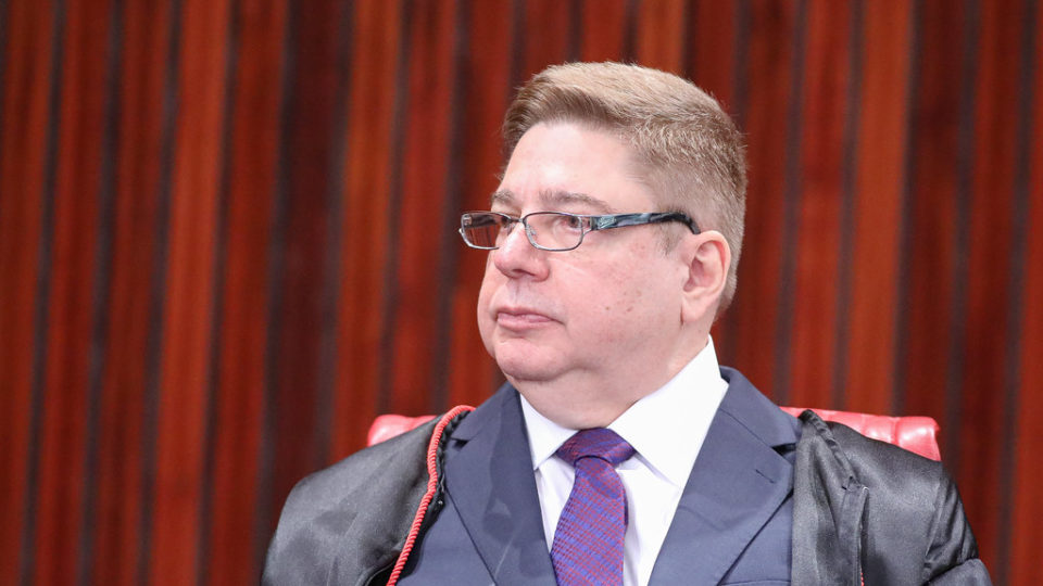 Decisão de Ministro do TSE anula condenação de Bolsonaro e Braga Netto, mas inelegibilidade é mantida