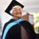 Idosa de 105 anos recebe diploma de mestrado da Universidade Stanford