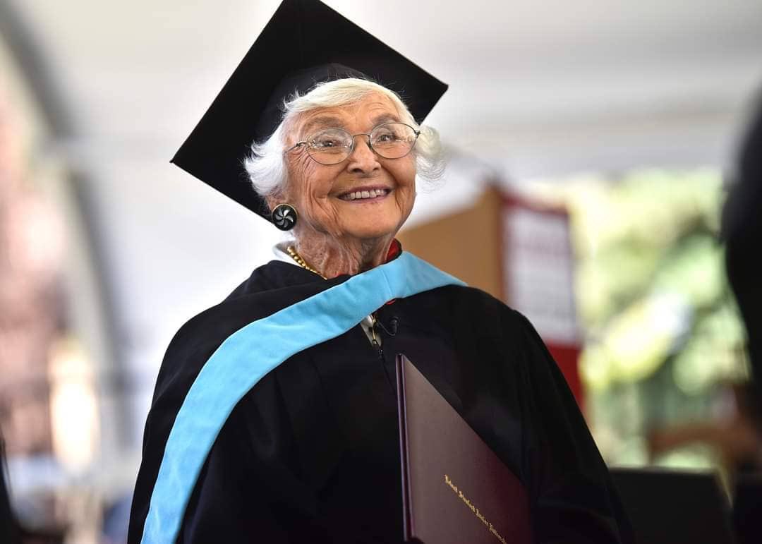 Idosa de 105 anos recebe diploma de mestrado da Universidade Stanford