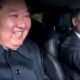 Kim Jong-un no passageiro e Putin dirigindo limusine russa de luxo