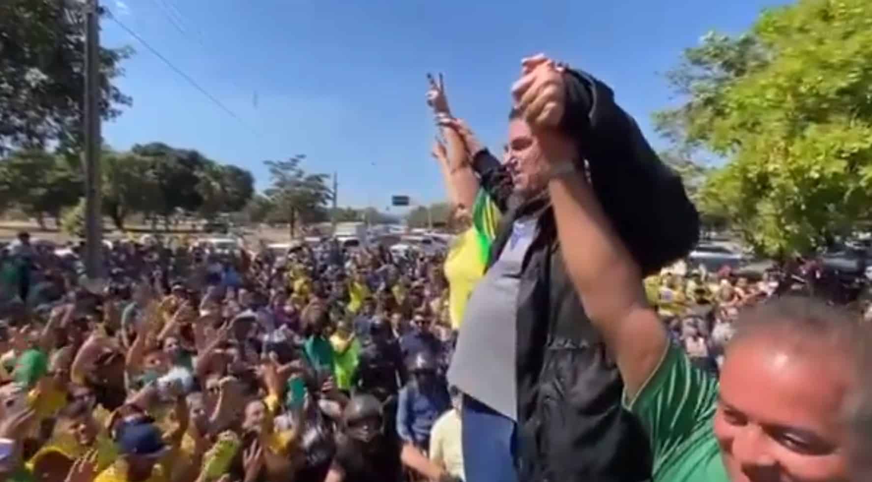 VÍDEO: durante carreata em sua homenagem, população grita "Volta Bolsonaro!" na Praça dos Girassóis em Palmas; VEJA