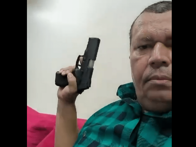 Vice-prefeito de cidade Pernambucana aparece em vídeo disparando arma de fogo por várias vezes dentro de sua residência e provoca reações nas redes sociais; VEJA MOMENTO