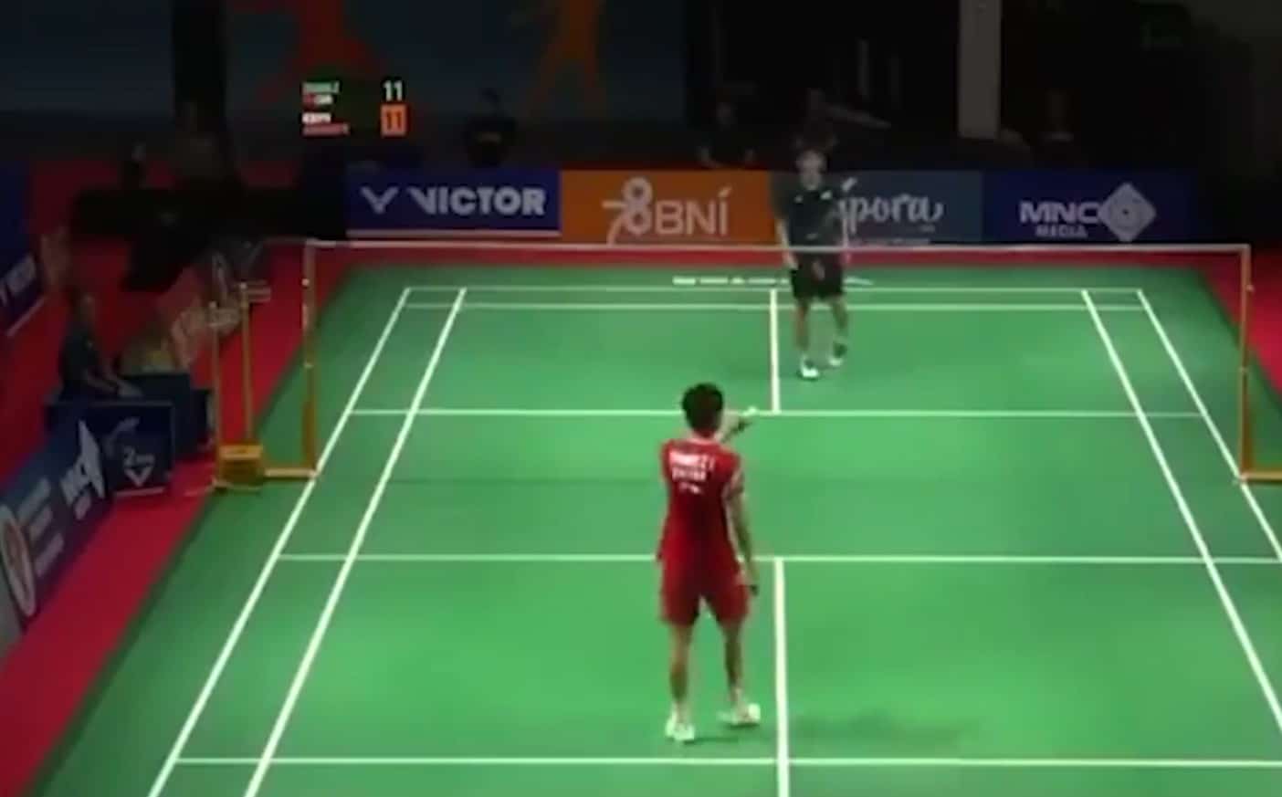 Cenas Fortes: jovem jogador chinês de badminton tem mal súbito durante partida e morre; VEJA VÍDEO
